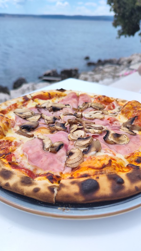 Rocky Beach Restaurant & Bar - Image 1