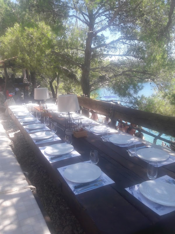 Tiha Lounge Bar - Image 1